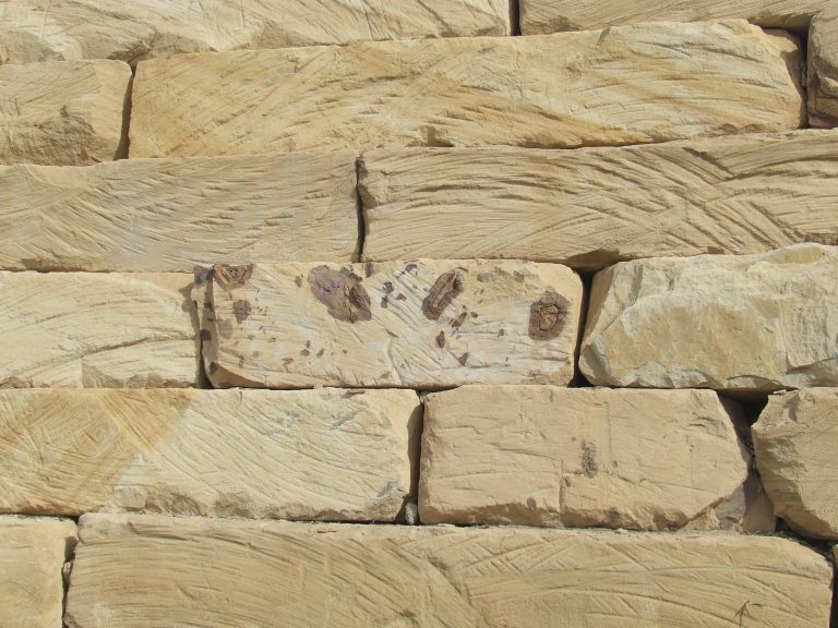 5-great-ways-to-use-sandstone-walls-natural-stone-walls